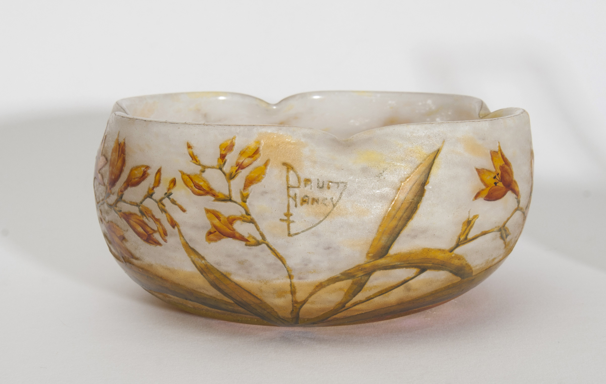 An Art Nouveau glass bowl 'Lilies' - image 2