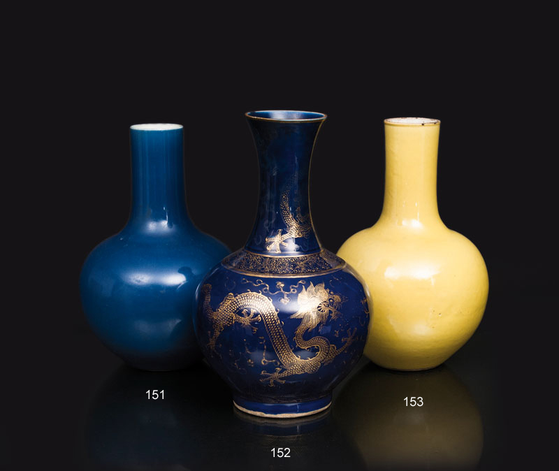 'Powder-Blue' Flaschenvase mit Drachen-Dekor