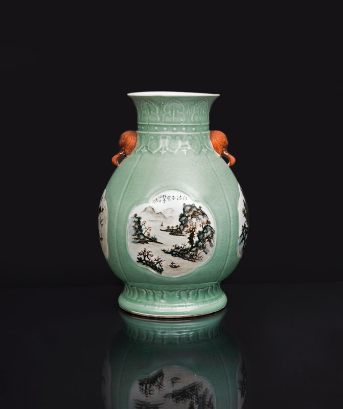 Außergewöhnliche Seladon-Vase mit Elefantenhenkel