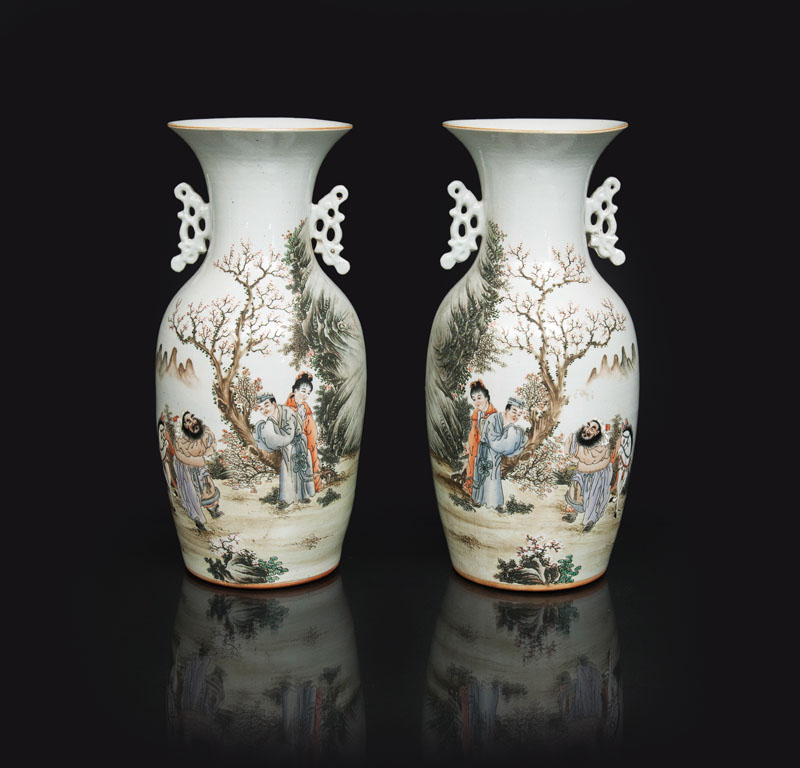Paar feiner Vasen mit mythologischer Szene