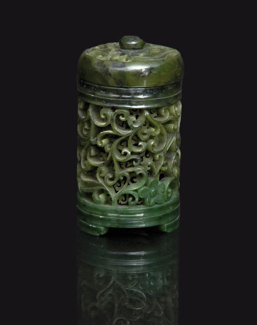Spinatgrüne Jade-Dose mit filigraner Durchbrucharbeit