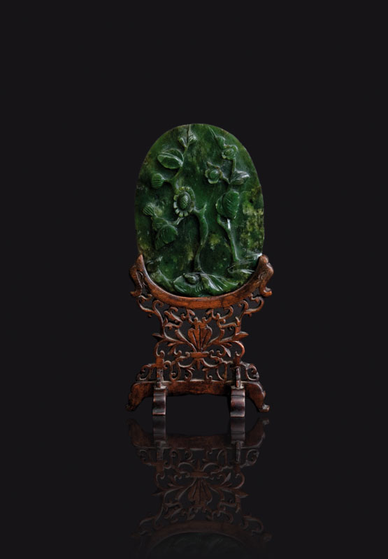 Spinatgrüne Jade-Plakette mit Relief-Dekor