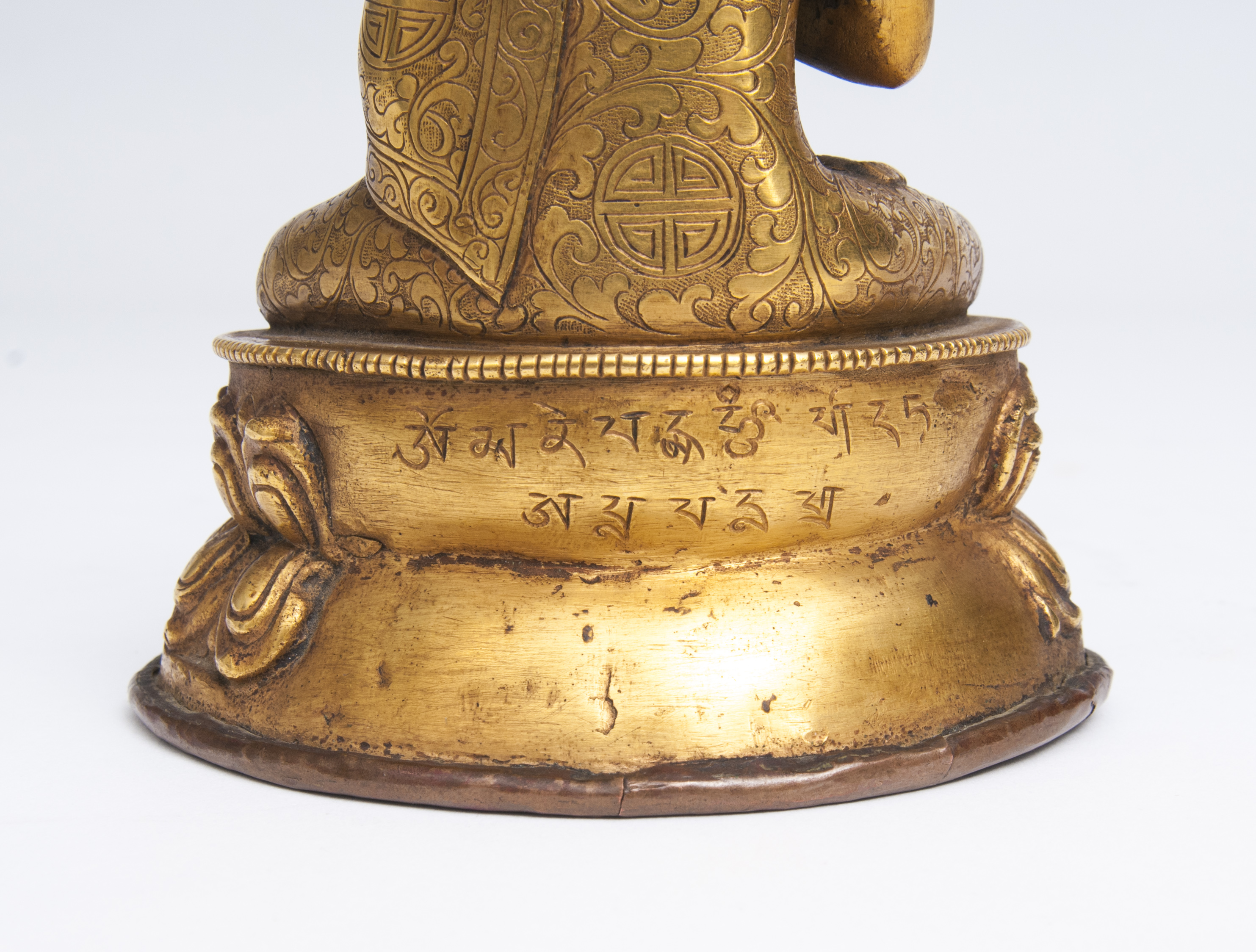 A Tibetan inscribed bronze Buddha 'Shakyamuni' - image 2