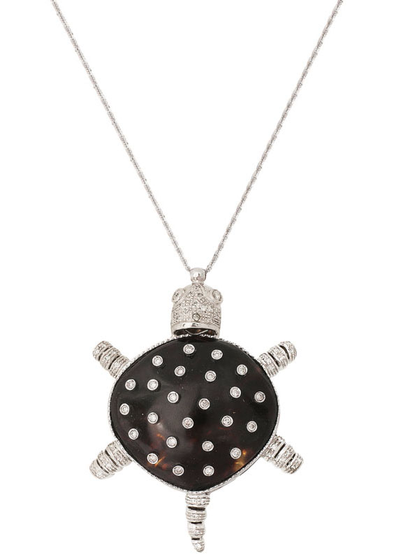A diamond pendant 'Turtle' with necklace
