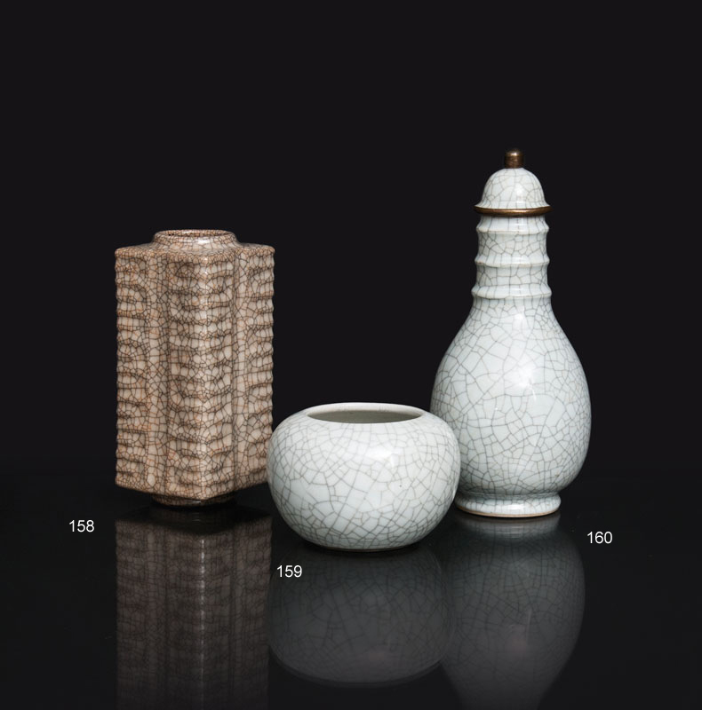 A Geyao-style bottle vase with cover