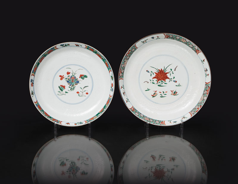 A set of 2 'Famille Verte' plates with 'Café-au-lait' border
