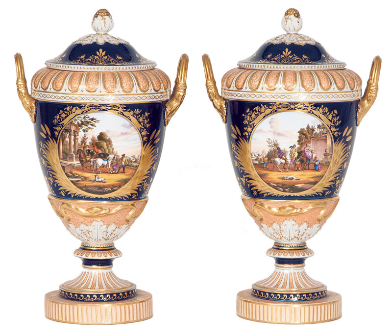 Prächtiges Paar 'Weimar'-Vasen mit Jagdszenen - Bild 2