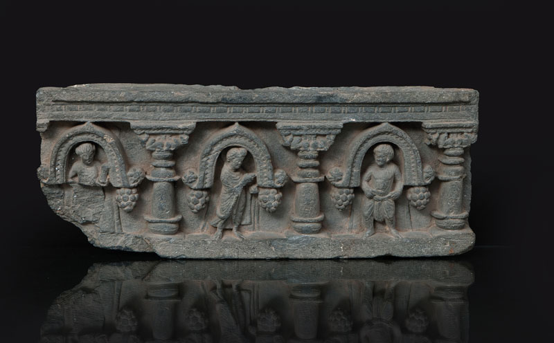 Relief-Fries mit stehendem Bodhisattva