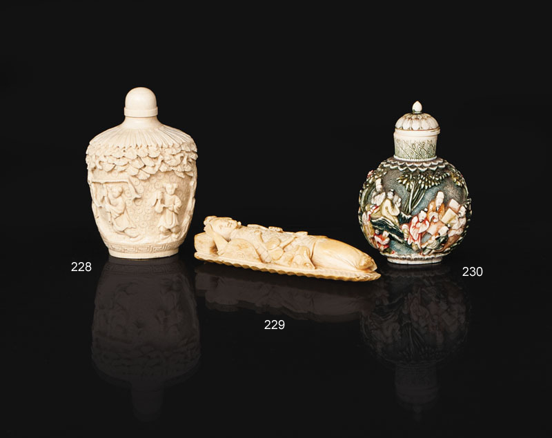 A fine Canton ivory snuff bottle