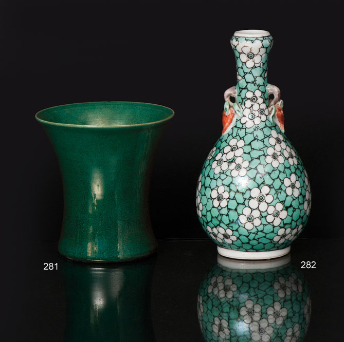'Famille-Verte'-Vase in Knoblauchhals-Form
