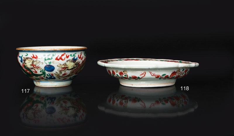 A flat 'Wucai' bowl