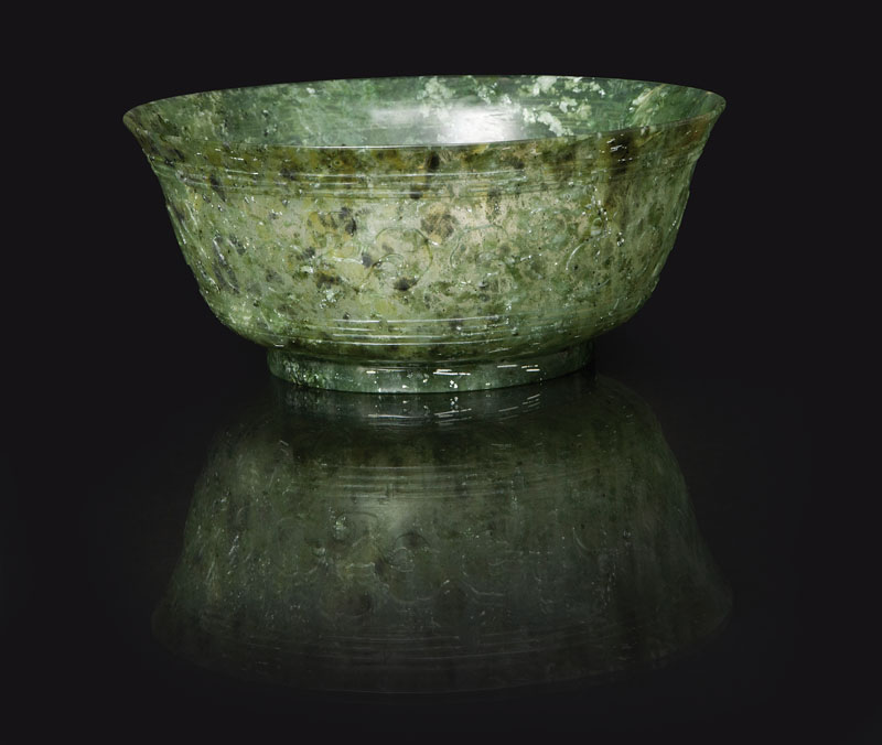 Große Jade-Schale mit Dekor im archaischen Stil