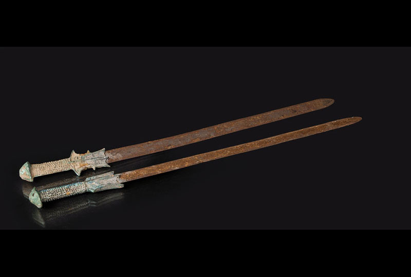Paar großer Bronze-Schwerter