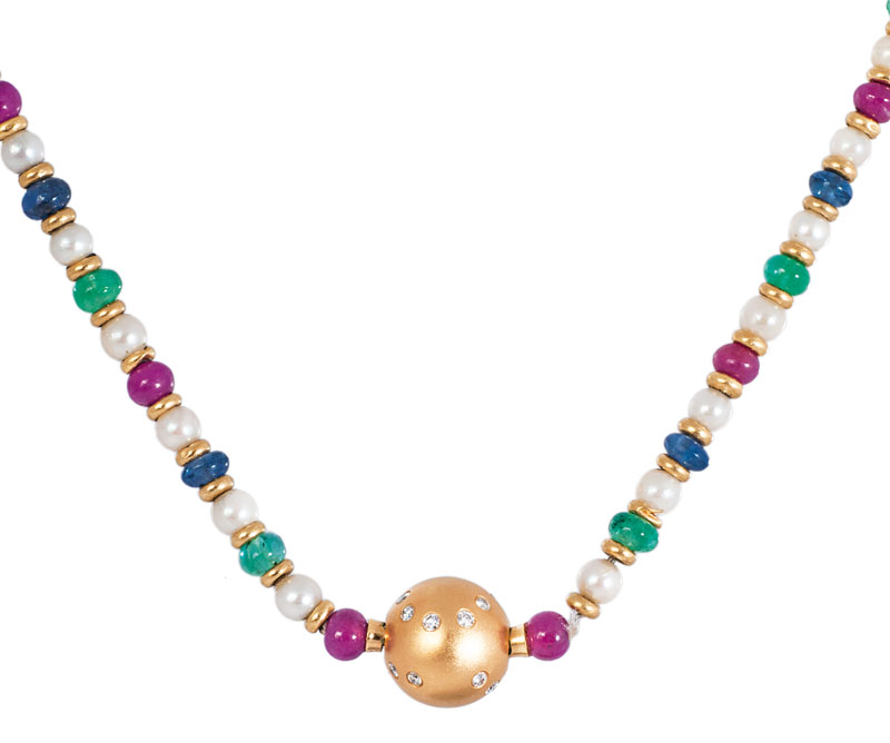 Zierliche Rubin-Smaragd-Saphir-Perlen-Kette mit Goldkugel
