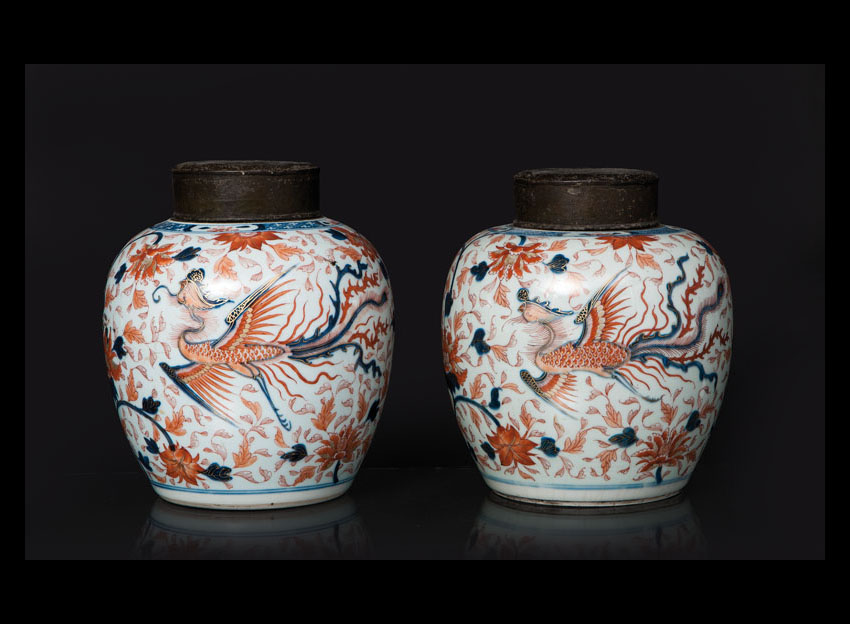 A pair of fine 'Imari' ginger pots with phoenix decoration