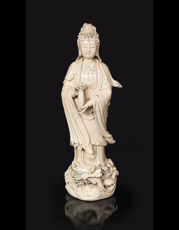 Große und imposante Dehua-Figur 'Guanyin mit Drachen'