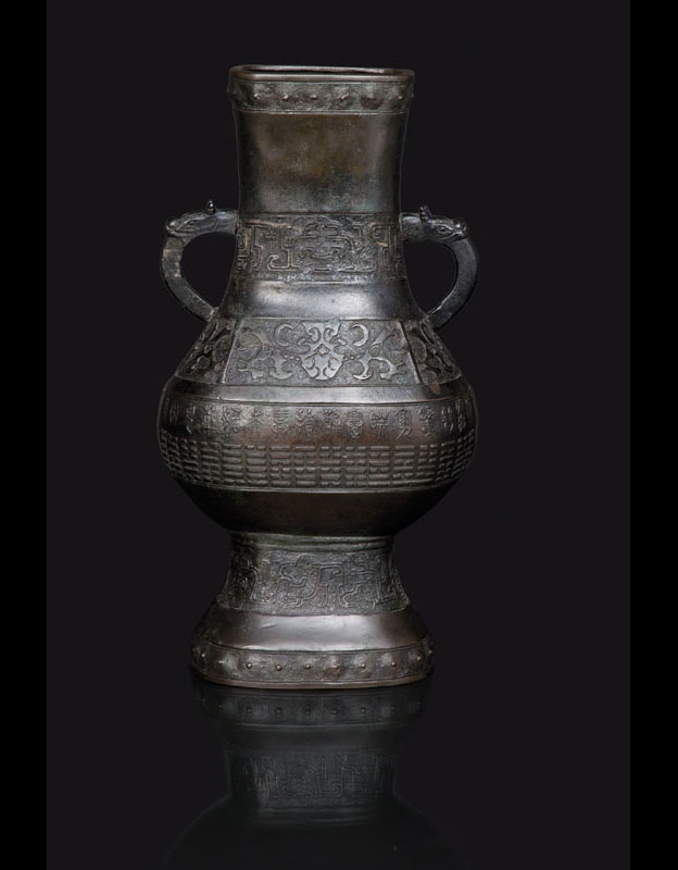 Bronze-Vase 'HU' mit archaisiertem Dekor