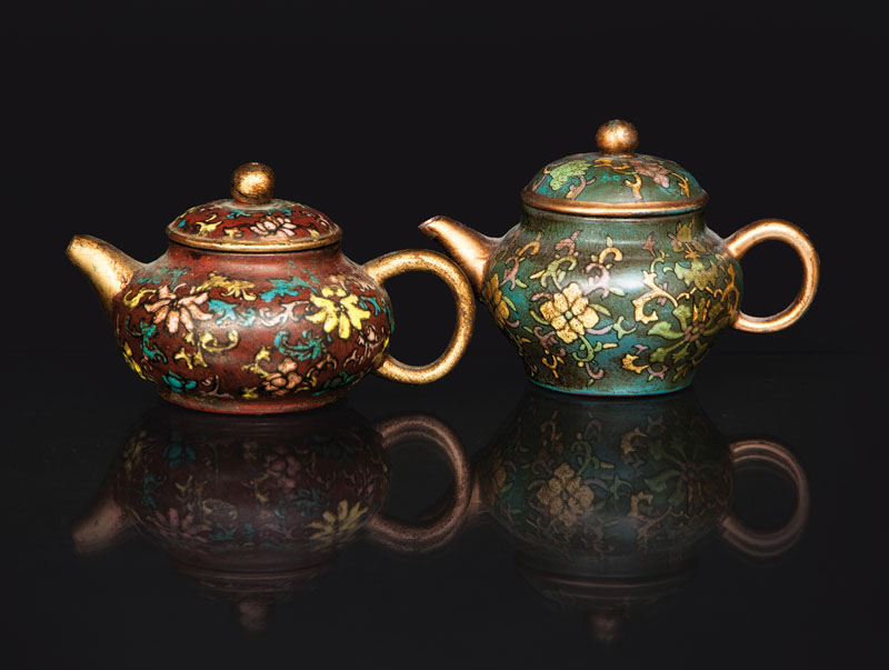 A set of 2 small Yixing-teapots with floral decoration