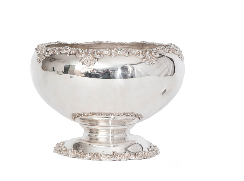 An elegant champagne bowl