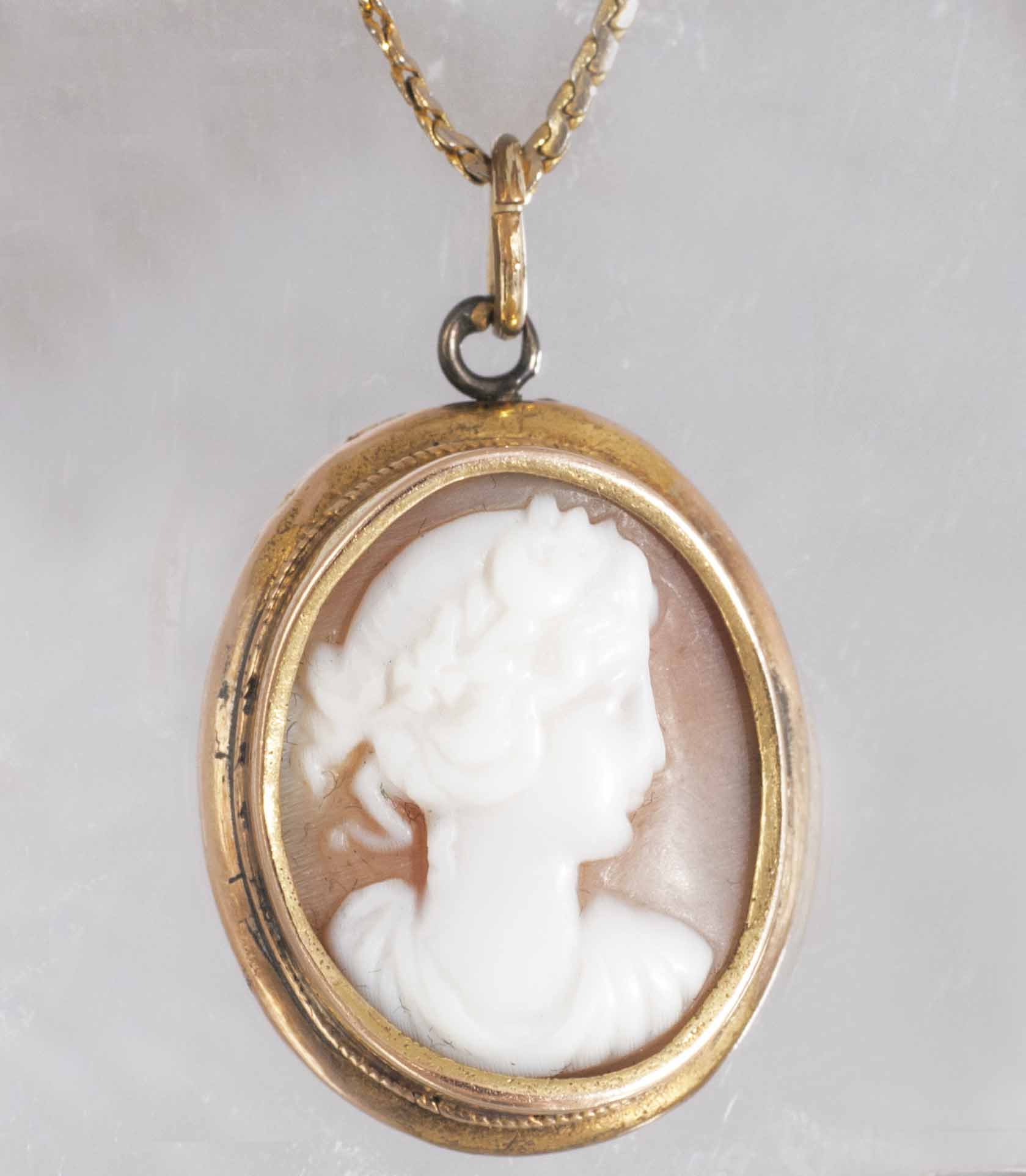An antique cameo jewellery set with pendant and brooch - image 2