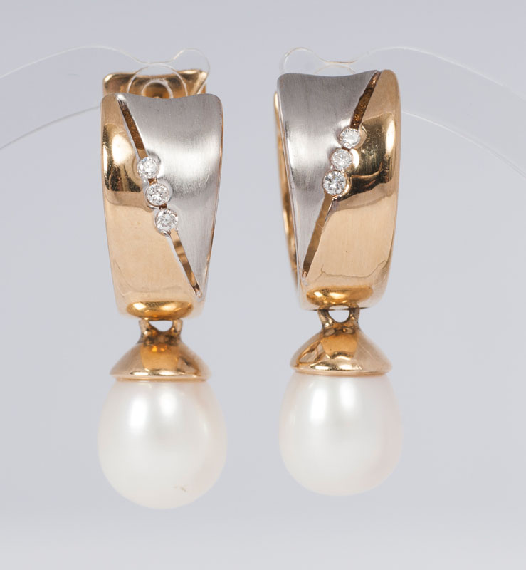 A pair of golden earring with pearls and small diamonds