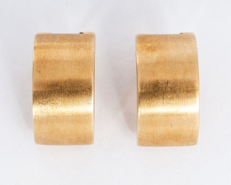 A set of 3 golden earrings - image 2