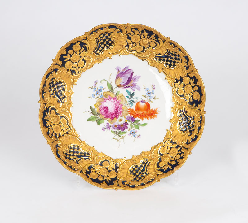 A cobaltblue showpiece plate 'Deutsche Blume'