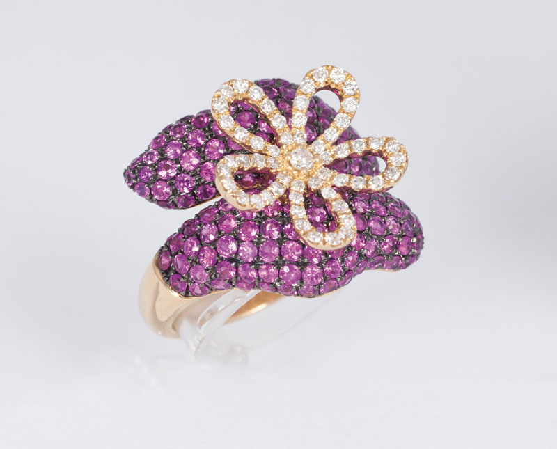 Pink-Saphir-Ring mit blütenförmigem Brillant-Besatz
