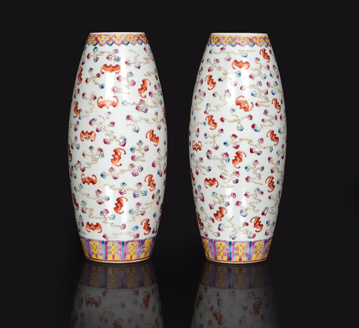 Paar Vasen mit glückbringendem Dekor