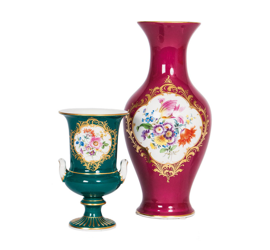 A set of 2 vases with painting of flowers