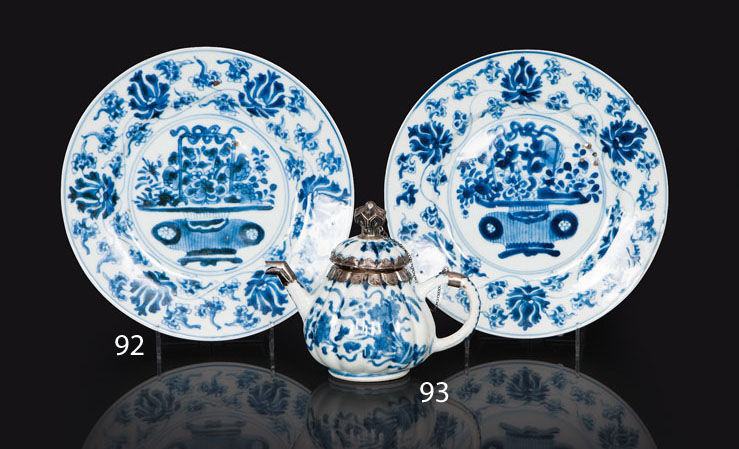 A pair of plates with vase-motif