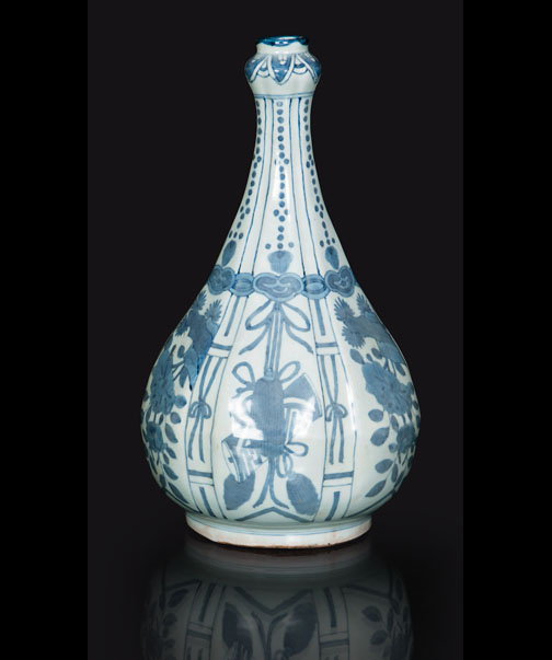 A Kraak bottle vase