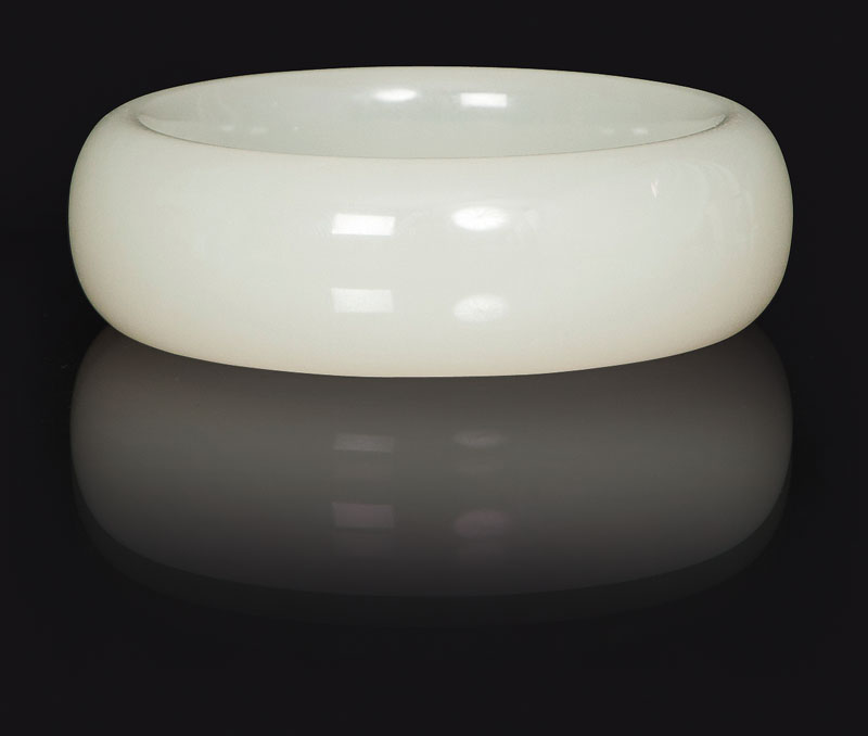 An elegant pure white jade bracelet