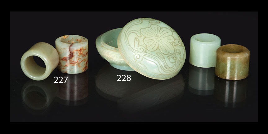 Kleine Jade-Deckeldose mit Qilong-Drachen