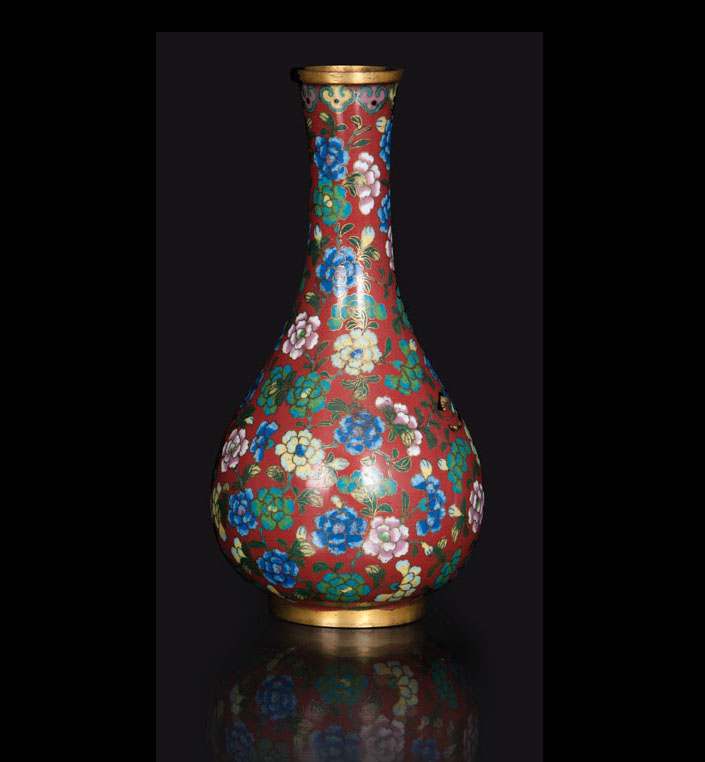 Kleine Cloisonné-Vase mit Schmetterlingen