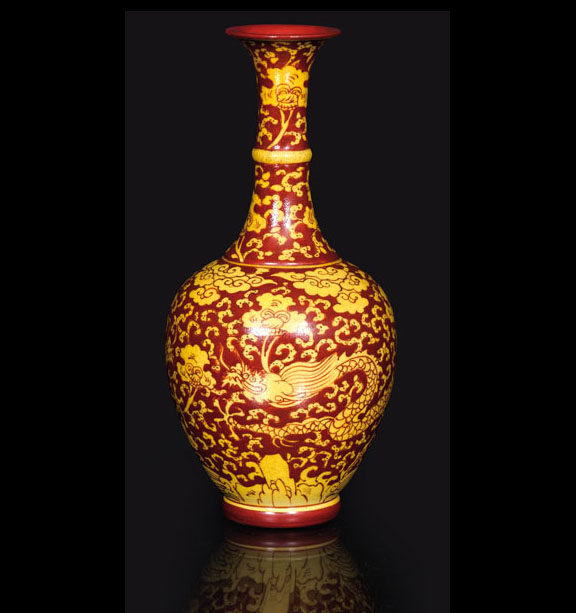 Kleine Gelbfond-Vase mit Drachendekor