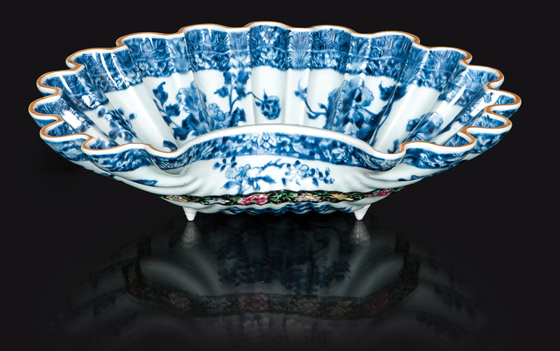 An exceptional shell-bowl with roosters - image 2