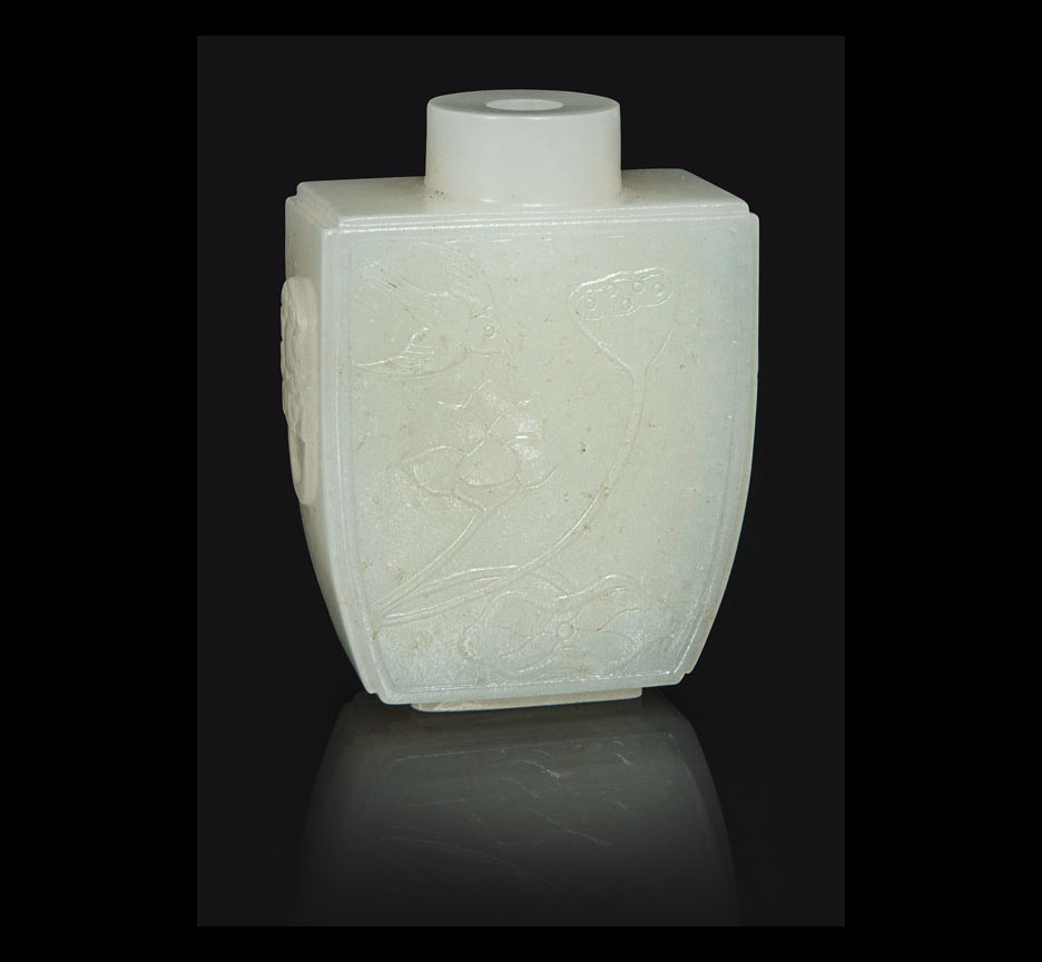 A jade-snuffbottle 'Lotus and bird'