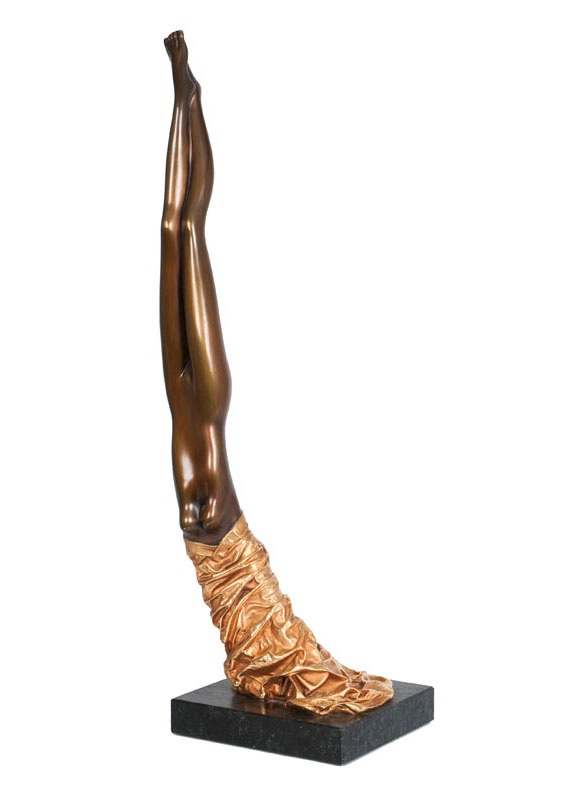 A bronze figure 'La Onda - The Wave'