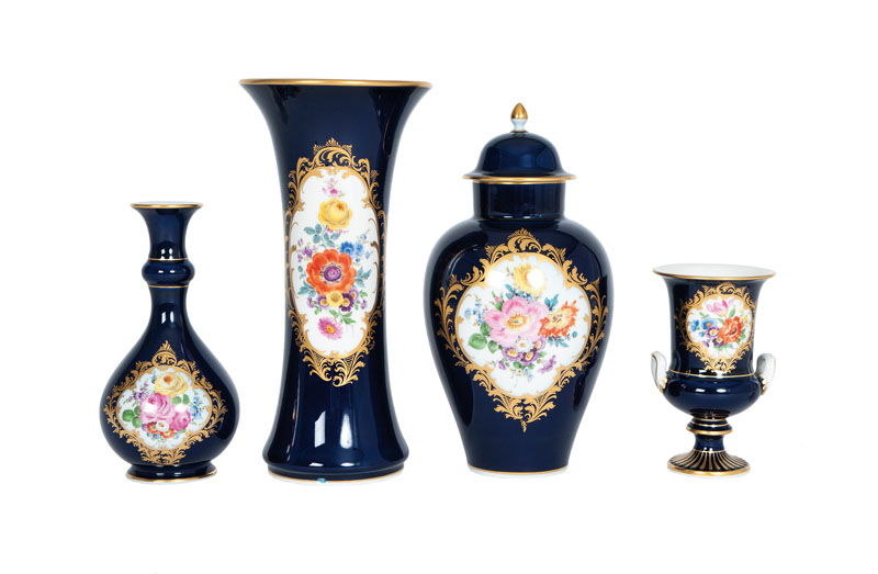 Satz von 4 Kobaltfond Vasen ‚Deutsche Blume‘