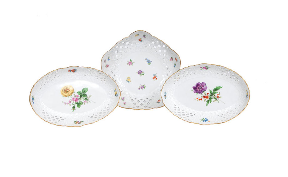 A set of 3 bowls with open-worked rim and flower painting