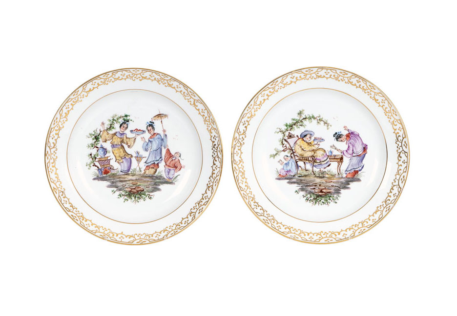 A pair of plates with Chinoiseries
