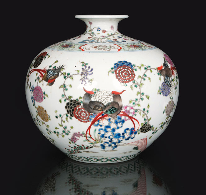 A globular vase 'Poenix-birds and peonies'