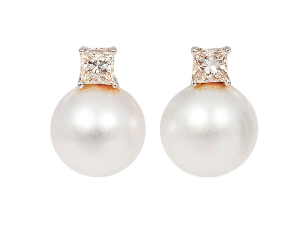A pair of Southseapearl earstuds