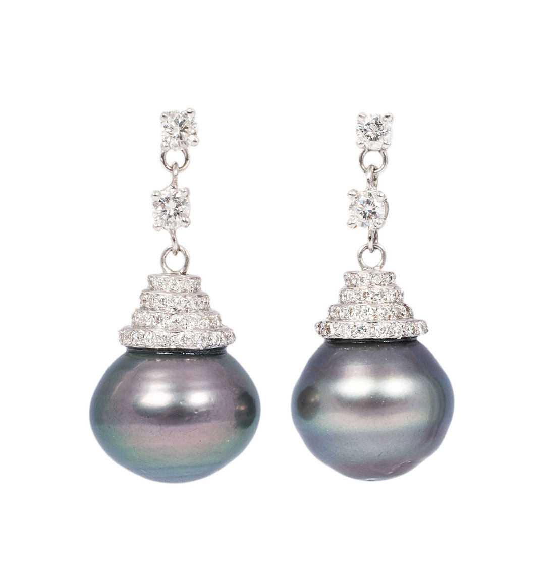 A pair of Tahitipearl diamond earpendants