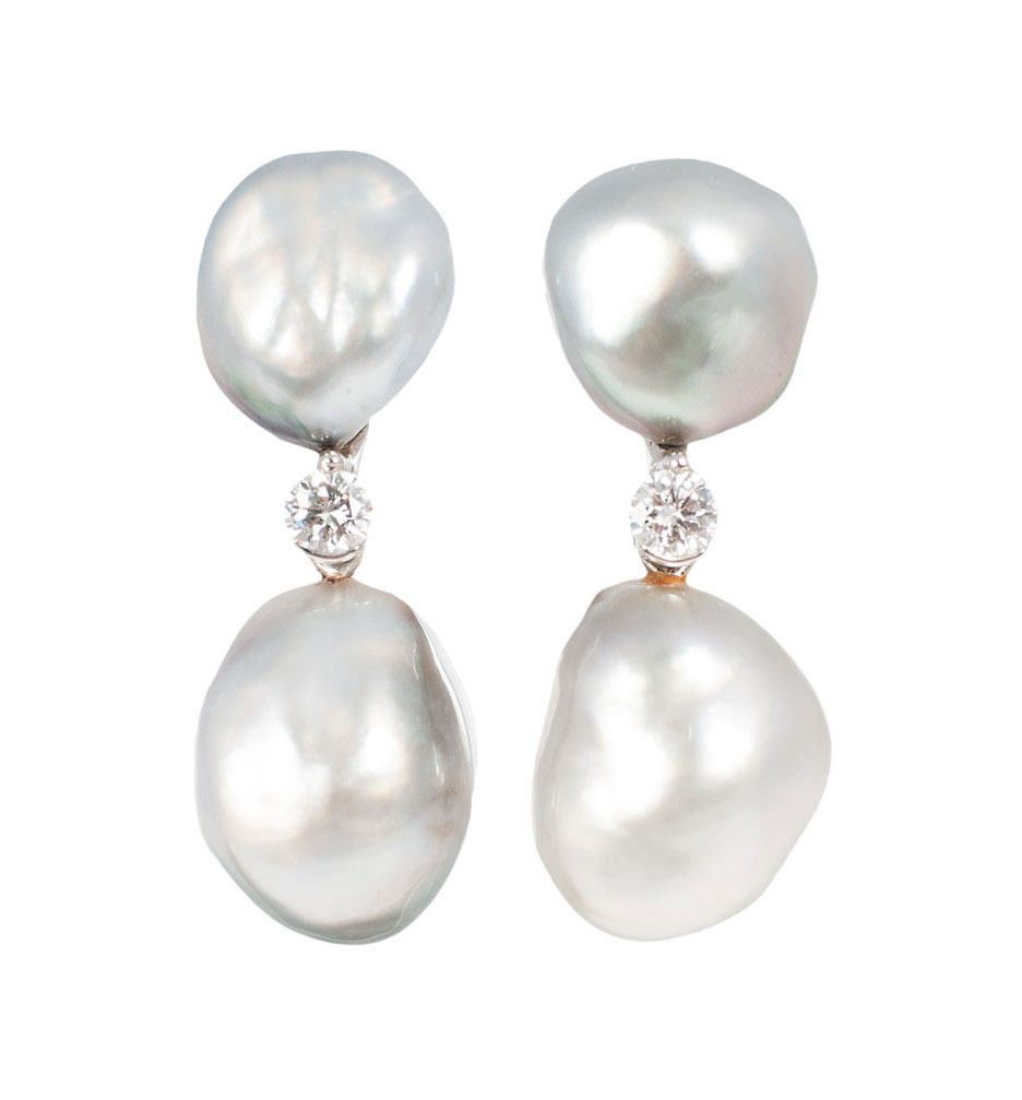 A pair of Keshi pearl earpendants