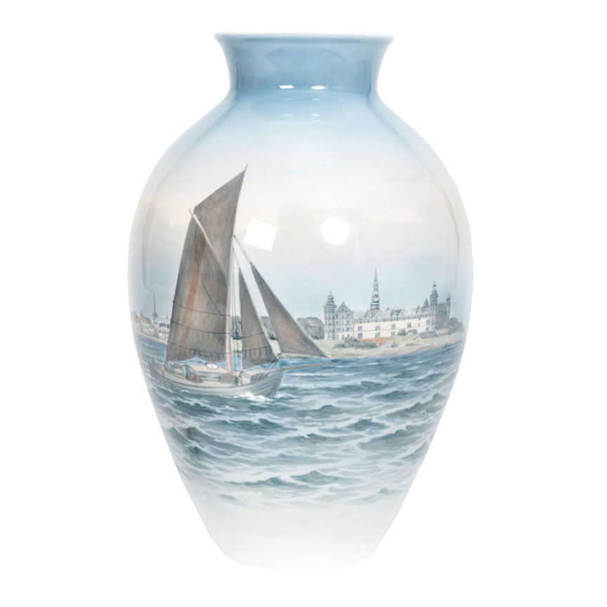 Große Vase mit Segelschiffen vor Schloss Kronborg