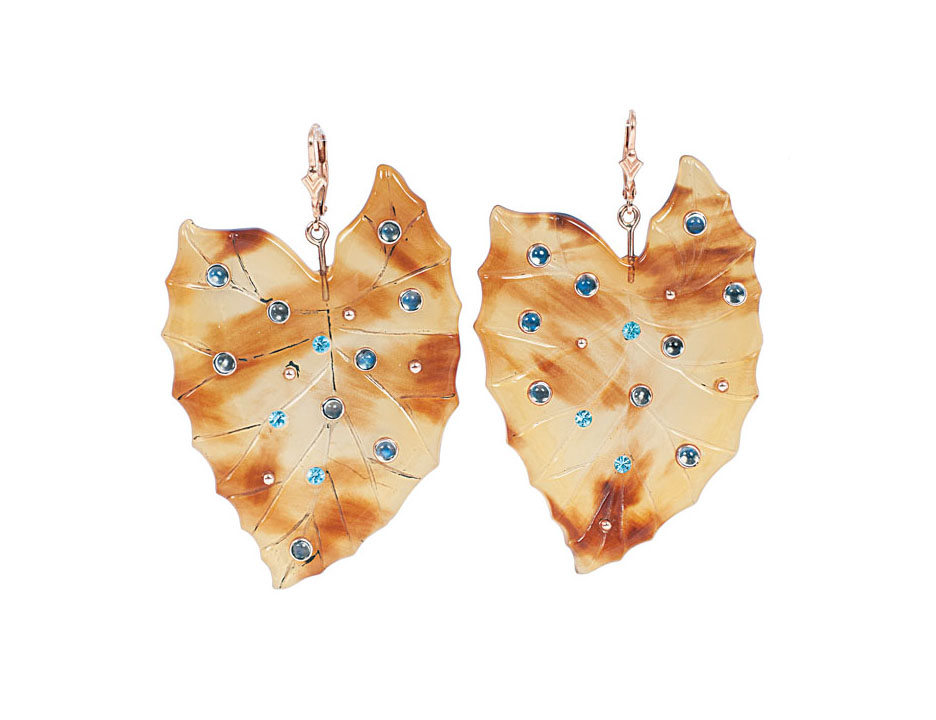 A pair of bakelite earpendants with opal stones 'Autumn leaves'
