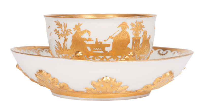 A rare tea bowl and saucer with acanthus-relief and gold Chinoiseries - image 2