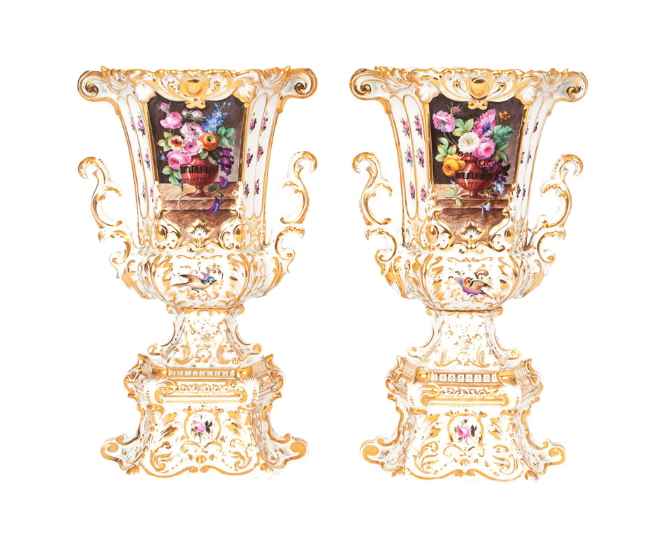 Paar Prunkvasen mit reichem Golddekor und Blumenmalerei Paar Prunkvasen mit reichem Golddekor und Blumenmalerei
